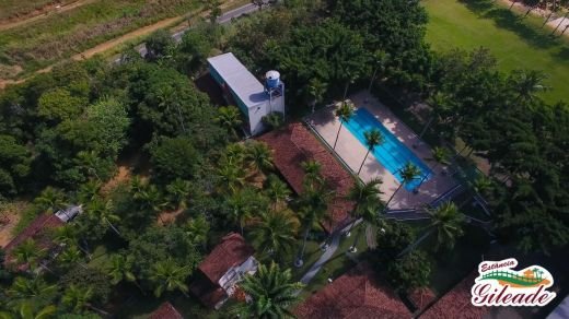 Vista aérea da piscina e das construções da Estância Gileade