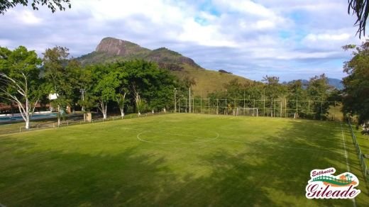 Campo de futebol com o morro ao fundo