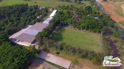Vista aérea do campo de futebol e do salão